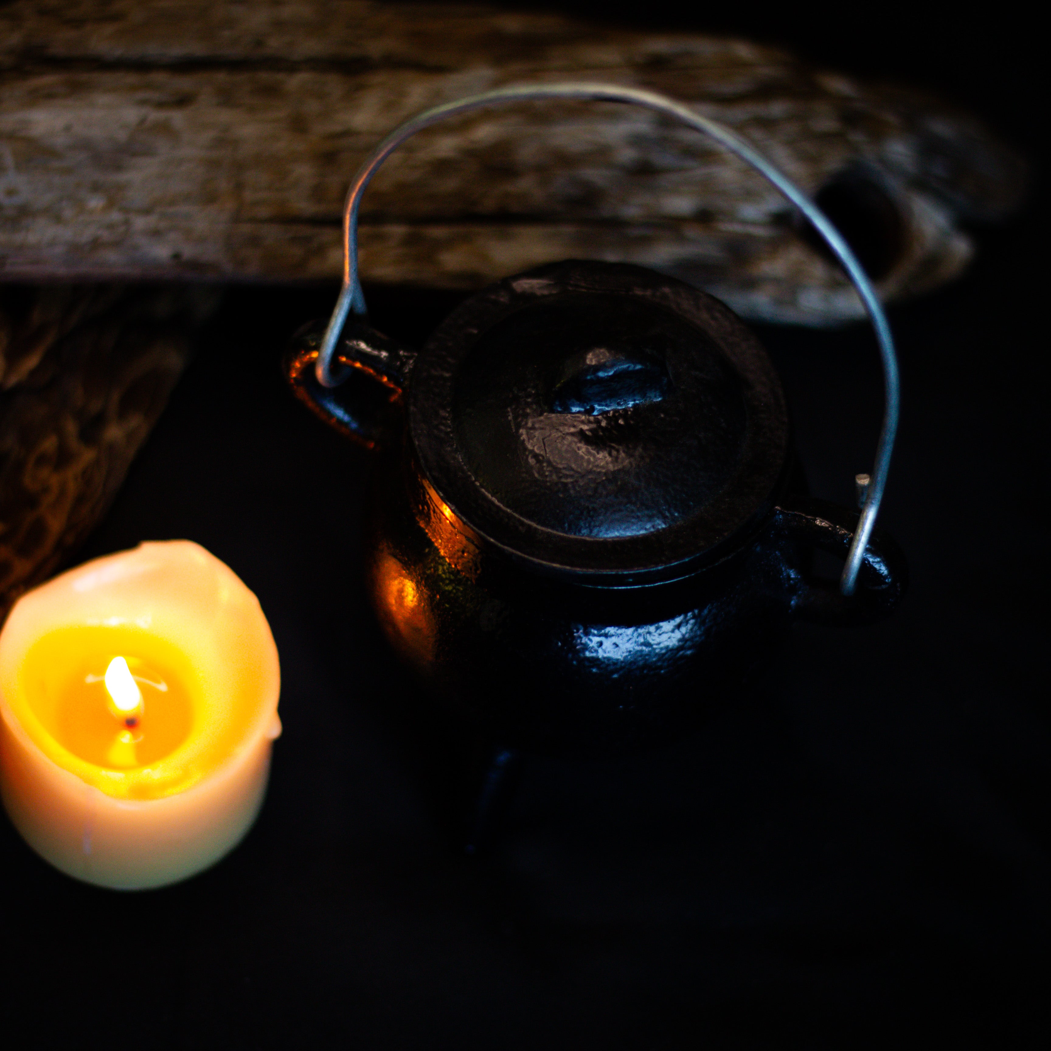 Cast Iron Cauldron w Lid